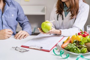 Ernärungsberatung in Berlin Zehlendorf Schlachtensee Auf dem Bild erkennt man eine Beratung Situation und gesundes Essen. Obst und Gemüse sind zu sehen. Wir sehen die Ernärungsberatung in Berlin Zehlendorf