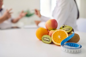 Ernärungsberatung Berlin Zehlendorf Auf dem Bild erkennt man eine Beratung, Situation und gesundes Essen. Obst und Gemüse sind zu sehen. Wir sehen die Ernärungsberatung in Berlin Zehlendorf